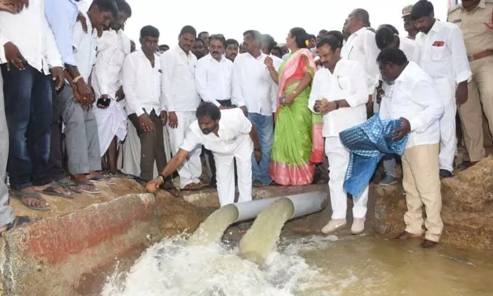Mahbubnagar: Excise Minister, Devarkadra MLA release water into Rachala Lake