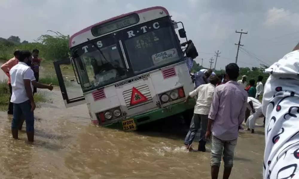 Untrained driver manoeuvres RTC bus into rivulet, alert passengers alight, save themselves in Nagarkurnool