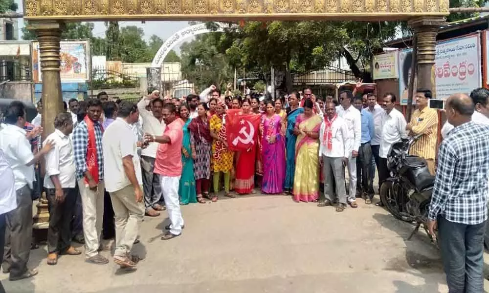 CPM extends support to TSRTC workers