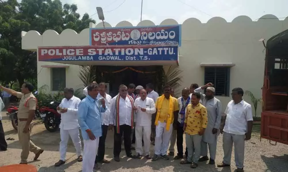 Mahbubnagar: Opposition support a shot in the arm for striking RTC staff
