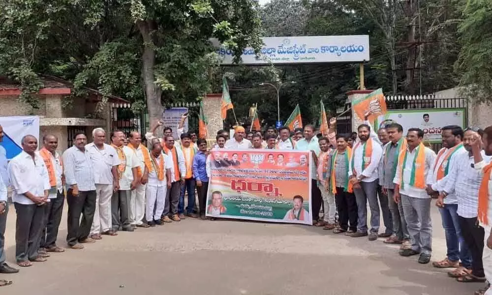 Kisan Morcha stages dharna in Kakinada