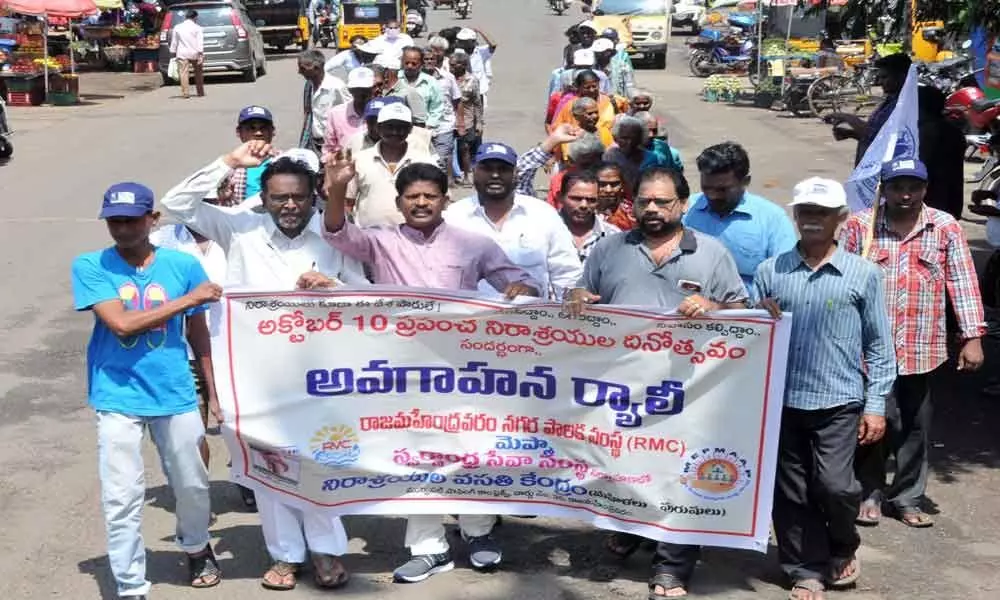 Rally for shelterless taken out in Rajamahendravaram