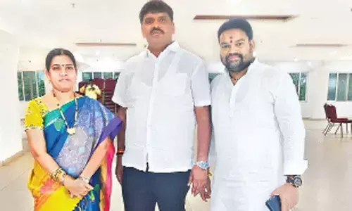 Corporator Shanthi calls on Mayor Bonthu Rammohan