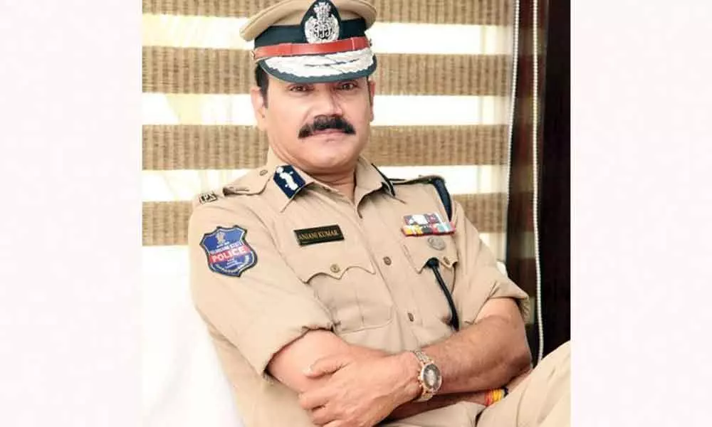 Hyderabad CP hands over cheque to kin of dead, retired Home Guards