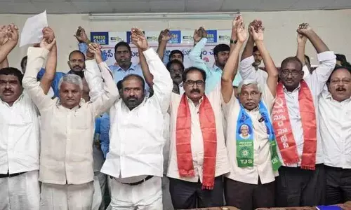 TJS chief, JAC president visits BJP office to discuss RTC strike