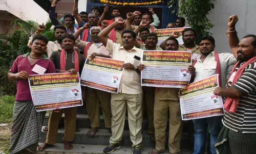 Hamali workers bemoan heavy burden, protest