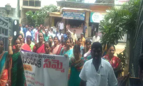 Striking TSRTC staff lays siege to MLCs house
