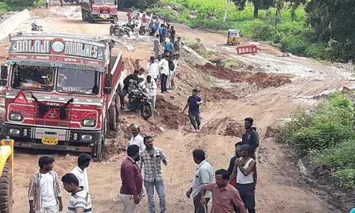 Lorry gets stuck, holds up traffic for 15 hours
