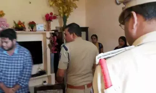 Brave woman fights off robbers