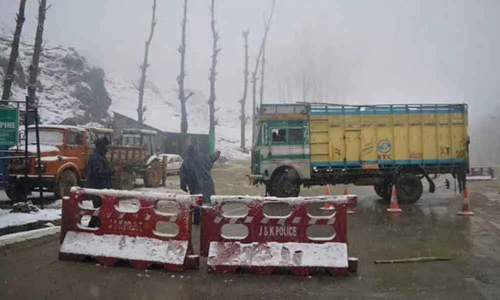 Jammu-Srinagar Highway Closed Due To Landslide, 1300 Vehicles Stranded