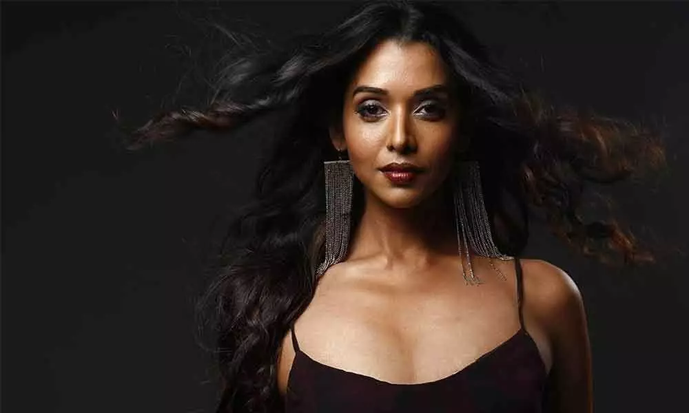 Anupriya scouting for meaty roles