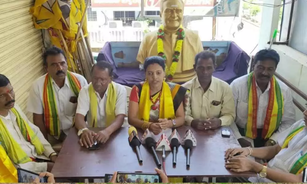 Police misbehave with agitating RTC women conductors: Karimnagar TDP