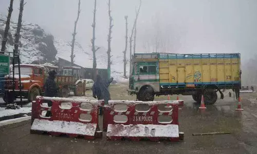 Jammu-Srinagar Highway Closed Due To Landslide, 1300 Vehicles Stranded Jammu-Srinagar Highway Closed Due To Landslide, 1300 Vehicles Stranded