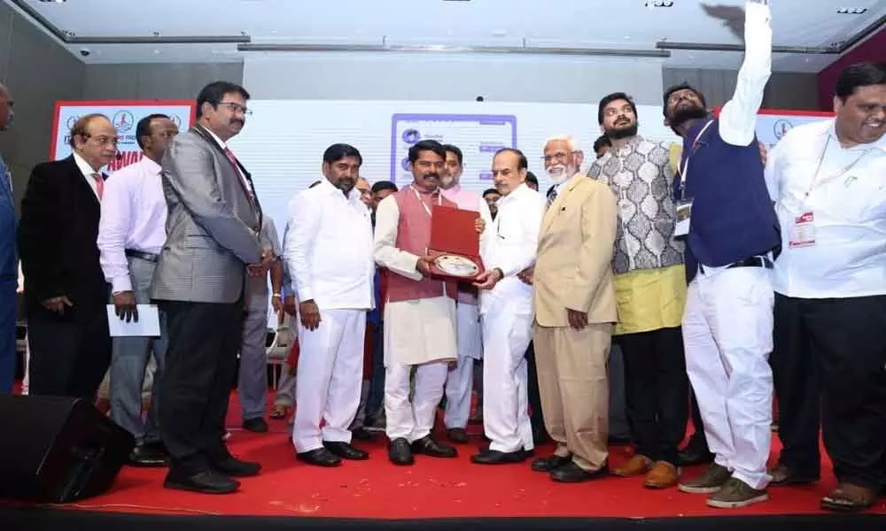 Best Teacher Srinivas receives ITAP Award