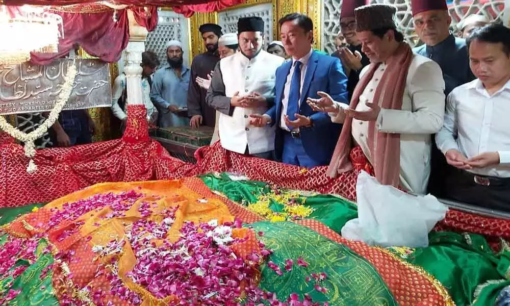 Envoy visits shrine at Nizam scions request