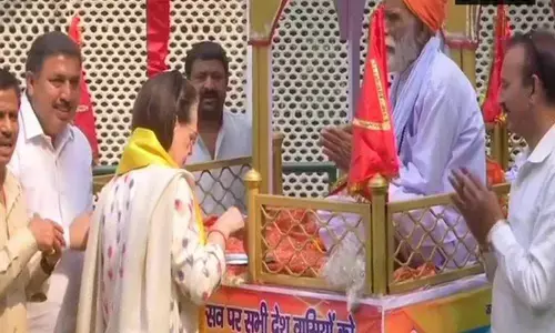 Delhi: Sonia Gandhi performs rituals of Shobha Yatra on Valmiki Jayanti