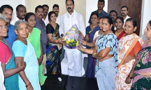 Women hail Deputy CM for shifting liquor shop in Eluru