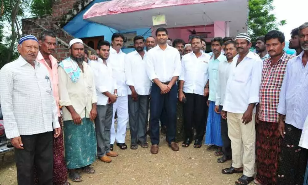 Guntur: MP asks farmers to avail investment for crops