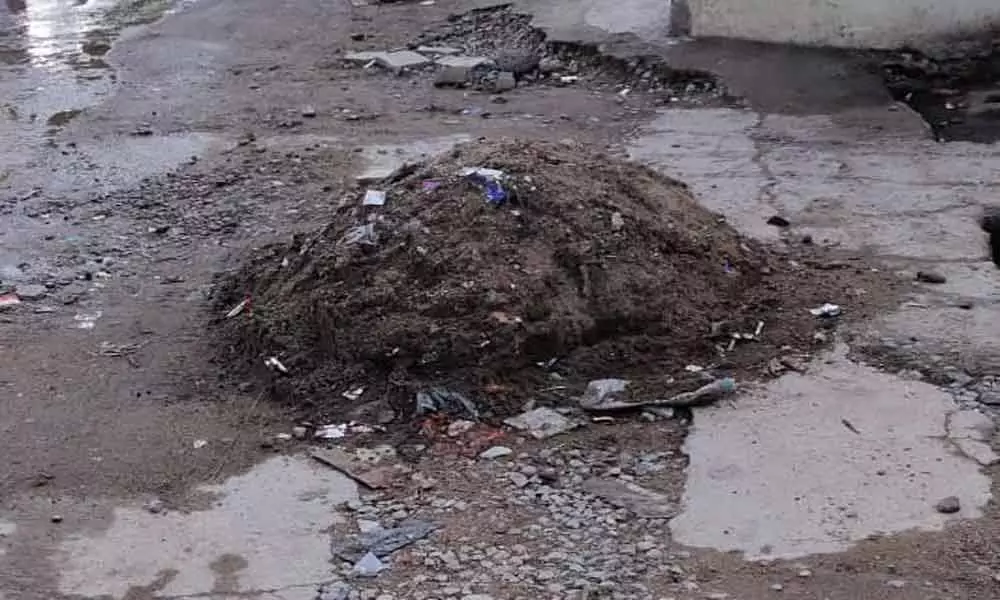 Mahmood Nagar reeks of sewage stench