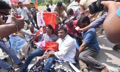 Hyderabad: Police foil students attempt to lay siege to Bus Bhavan