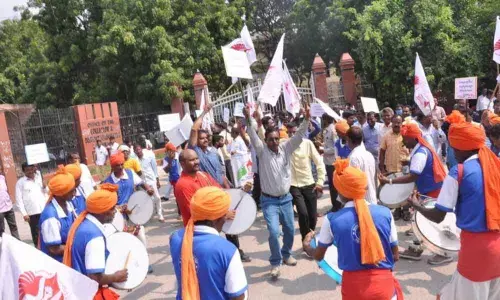 Karimnagar: Protestors death made RTC employees to intensify strike