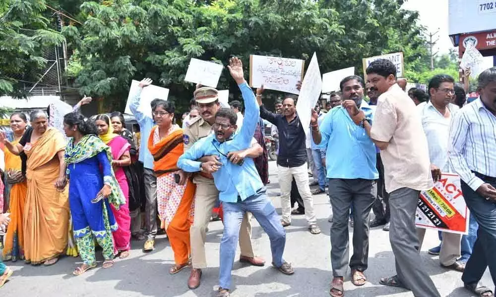 More outfits throw their weight behind RTC stir in Hyderabad