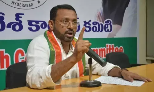 TRS Govt tampering with FIRs of RTC employees suicides: Congress