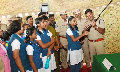 SP explains functioning of gun to students in Guntur