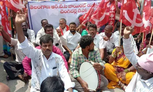 TSRTC JAC organises rasta roko