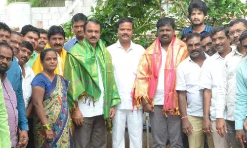 Elected TRS leader calls on MLA Devireddy Sudheer Reddy
