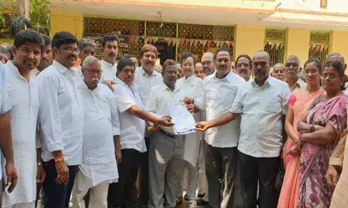 Govt urged to support weavers in Kakinada