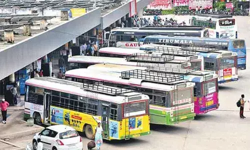 Youth rush to depots for temporary jobs