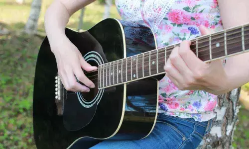 Novel nano-guitar string that plays on its own created