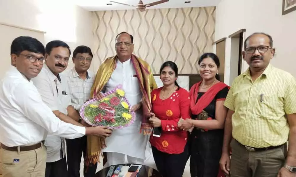 Indian Medical Association doctors felicitate Gutha in Nalgonda