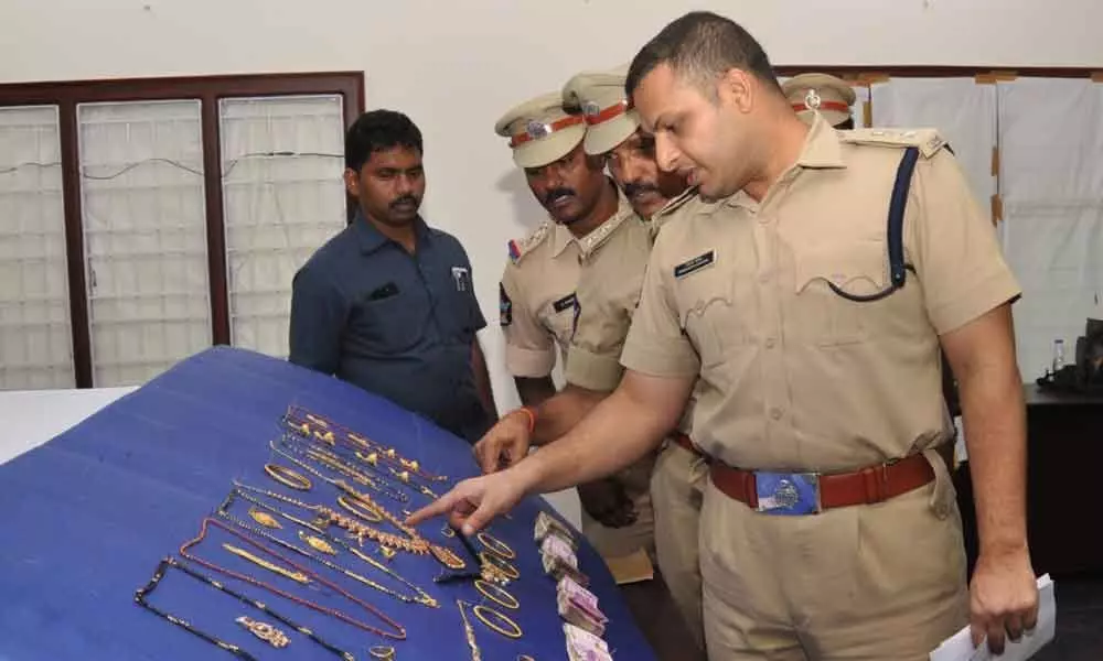 Ongole: Police bust burglar gang, booty  worth 27 lakh recovered