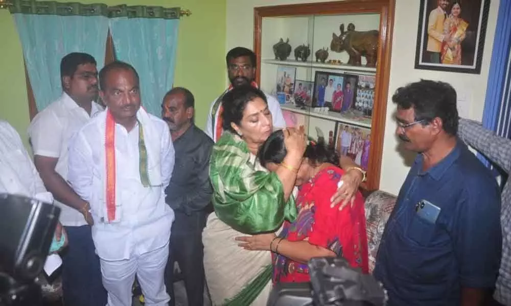 Khammam: Renuka Chowdary visits kin of RTC driver Srinivas Reddy