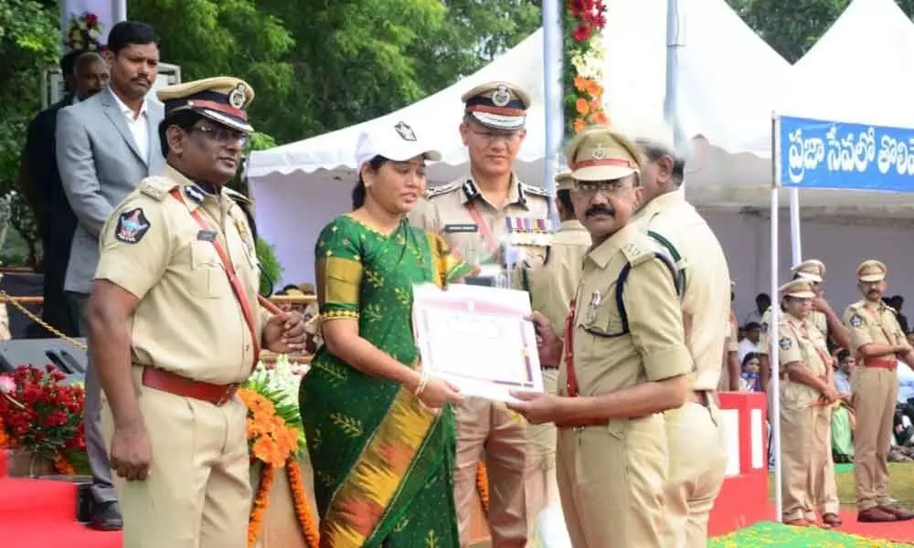 Tirupati: Union Home Minister medal presented to Task Force DSP