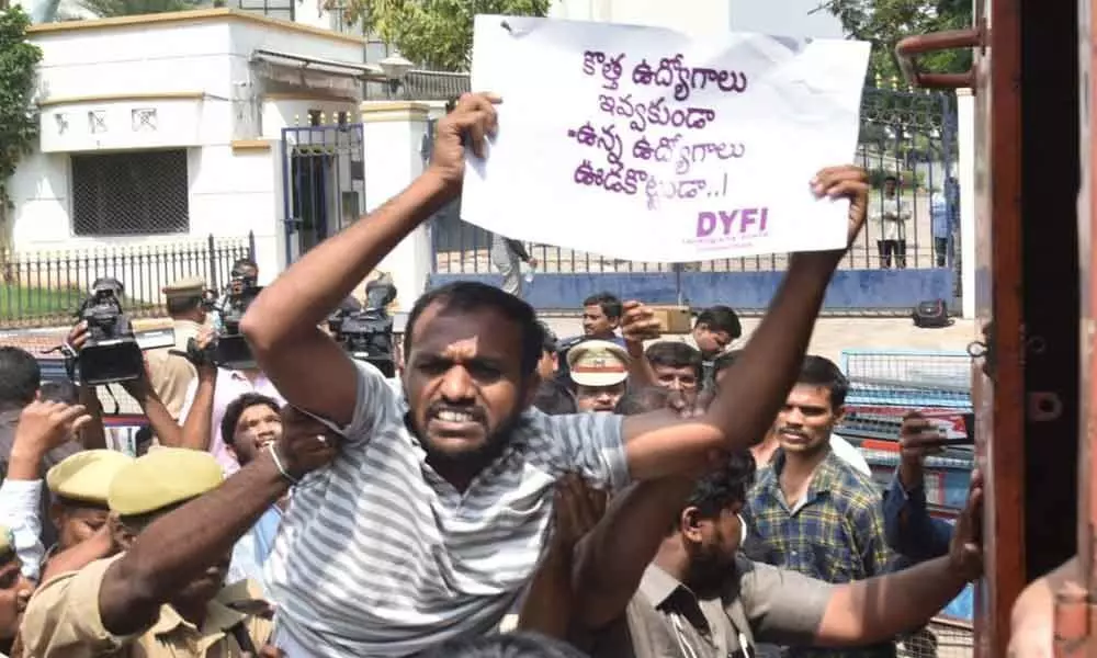 DYFI activists stage protest in support of TSRTC stir