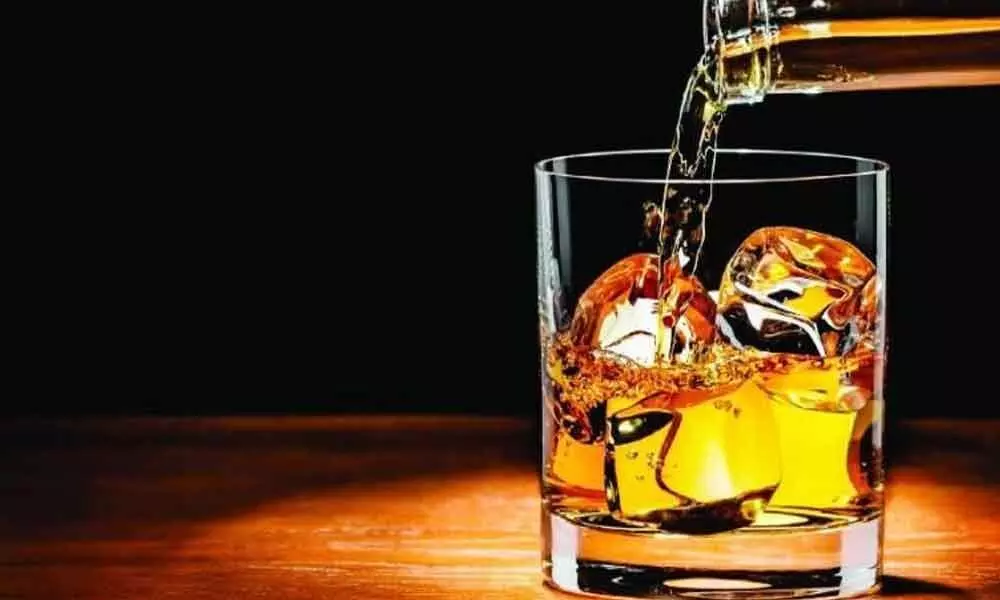 AP traders seek Telangana liquor licences