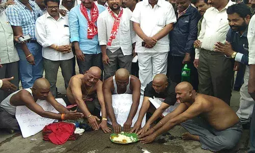 TSRTC workers novel stir against govt apathy