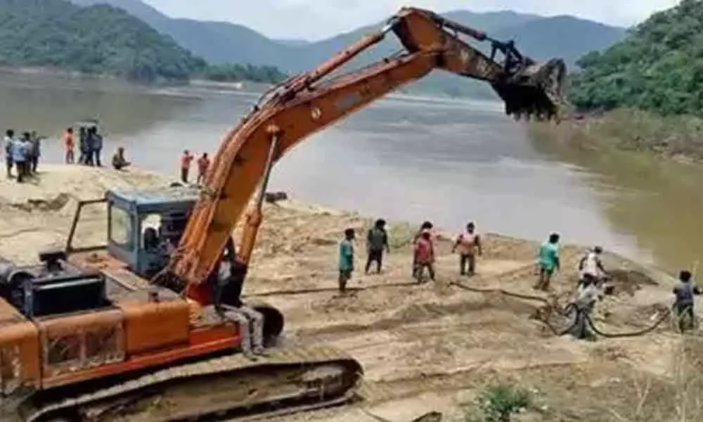 Godavari Boat Extraction Works Continue: To Be Retrieved by Afternoon