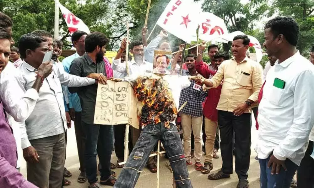 Mahbubnagar: Striking RTC staff conduct mock funeral of KCR