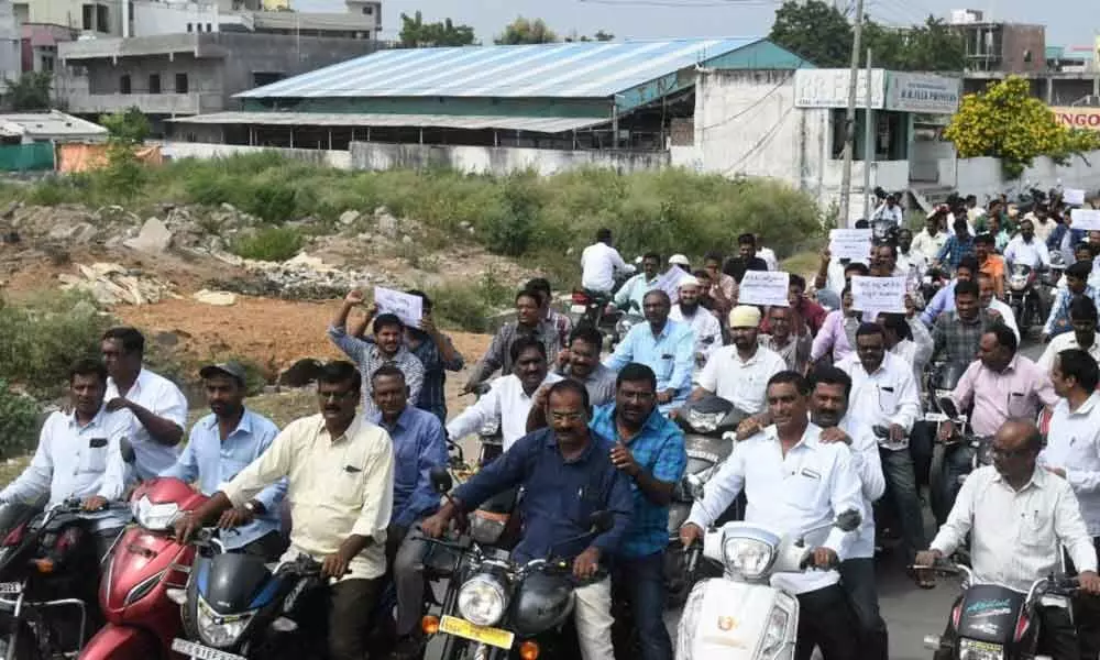 Adilabad: TNGO leaders take out bike rally