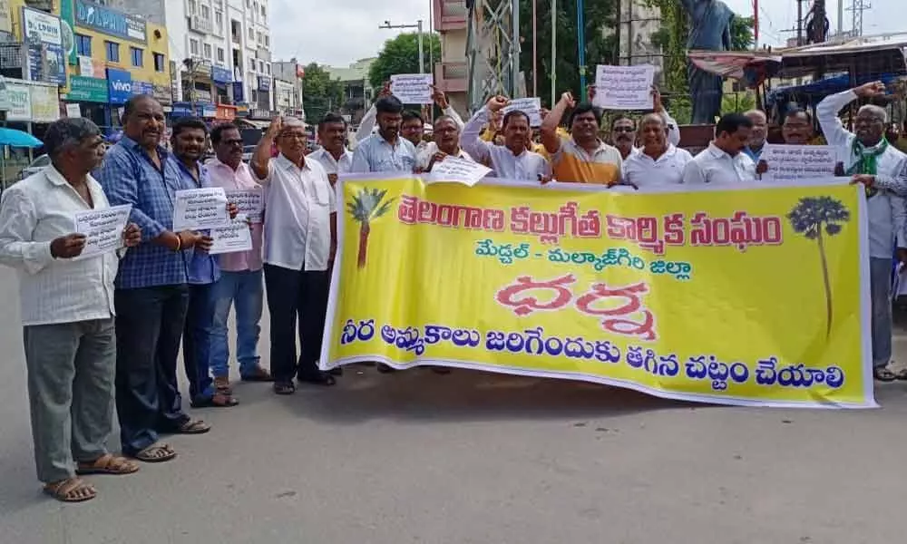 Toddy tappers protest for total ban on liquor