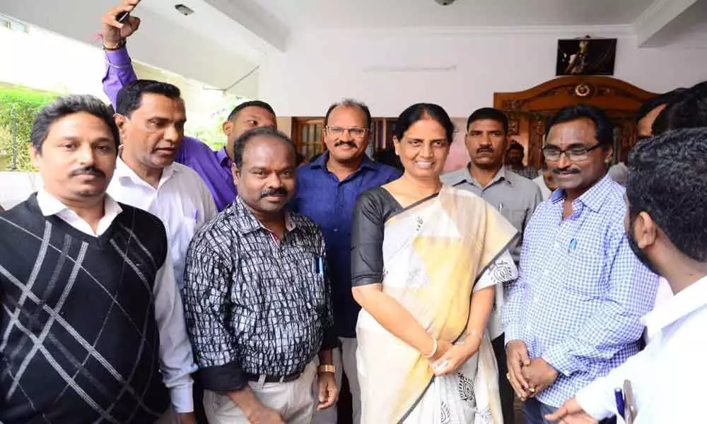 Minister Sabitha Indra Reddy apprised of journos problems