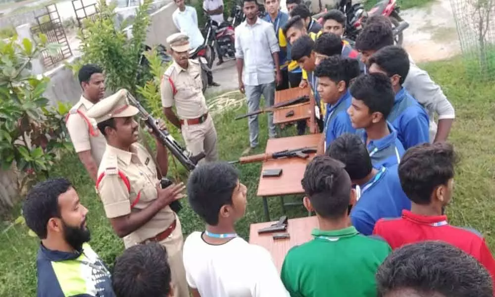 School students visit police station