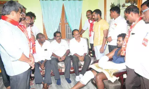 Khammam: Tammineni consoles kin of Srinivas Reddy