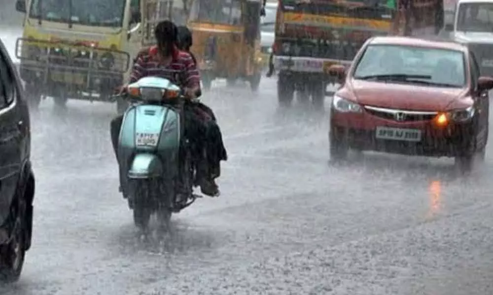Heavy rains lash Hyderabad, roads inundated