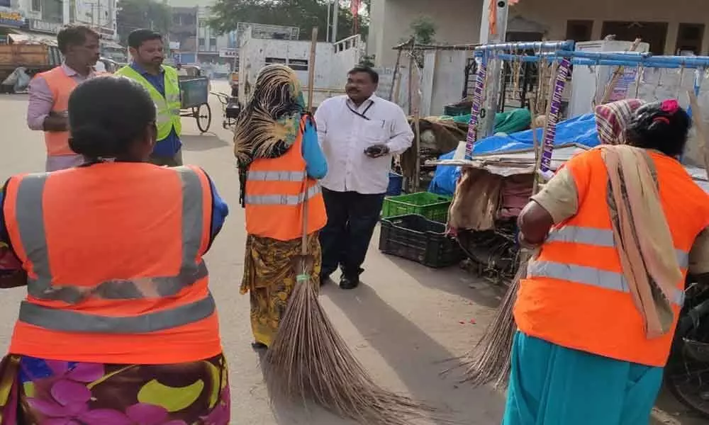 Deputy Commissioner inspects garbage collection