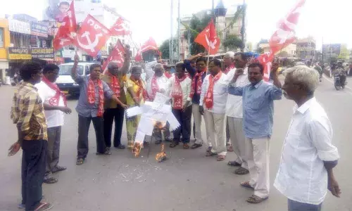 Left parties slam govt apathy, burn effigy